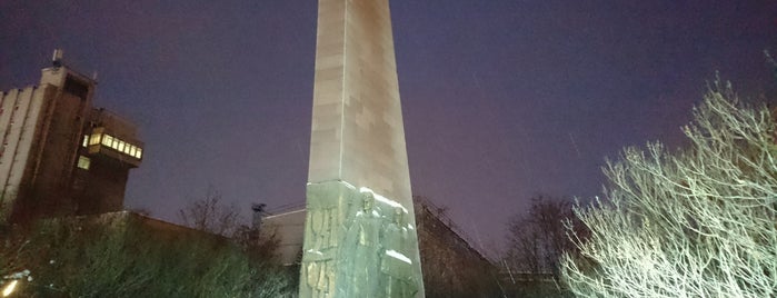 Памятник портовикам, погибшим в годы ВОВ на трудовом посту is one of Orte, die Dmitriy gefallen.