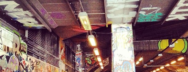 Leake Street Graffiti Tunnel is one of Posti che sono piaciuti a nik.