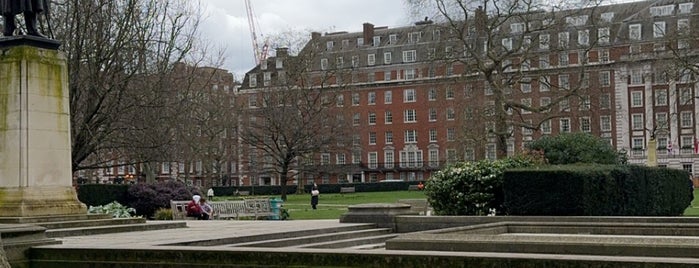 Grosvenor Square is one of Lugares favoritos de 9aq3obeya.