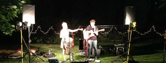 Bill & Stacy's Backyard Concert is one of Orte, die Chester gefallen.