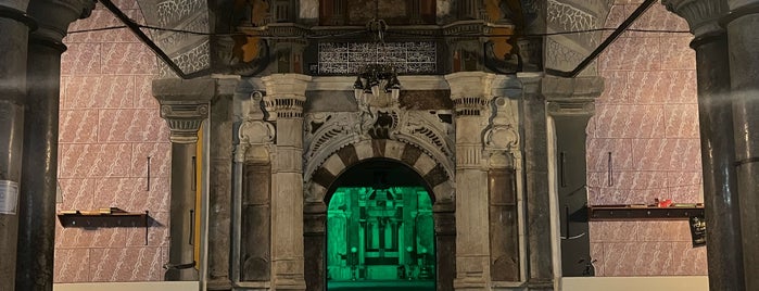 Çapanoğlu Camii & Müzesi is one of Tempat yang Disukai Yasemin Arzu.