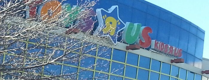 Toys"R"Us is one of Cyndiさんのお気に入りスポット.