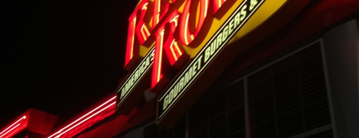 Red Robin Gourmet Burgers and Brews is one of Tempat yang Disukai Lisa.