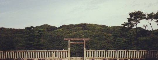 Tomb of Emperor Nintoku (Daisenryo Kofun) is one of 大阪みどりの百選.