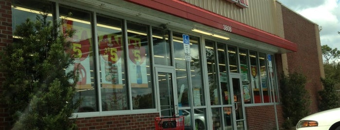 Family Dollar is one of Lugares favoritos de Sharon.