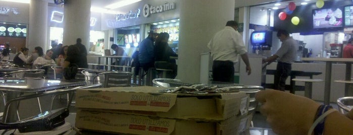 Domino's Pizza is one of สถานที่ที่ cvvh ถูกใจ.