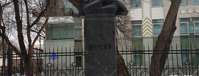 Памятник Алексею Щусеву is one of Памятник.
