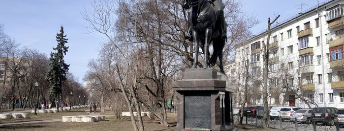 Памятник маршалу Рокоссовскому is one of สถานที่ที่ Olesya ถูกใจ.