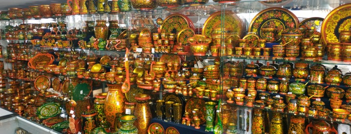 Арбатская лавица is one of Souvenirs from Russia.