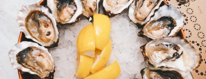 Oyster & Champagne bar is one of Locais curtidos por Alisa.