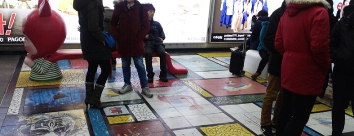 シンチョン駅 is one of 10,000+ check-in venues in S.Korea.