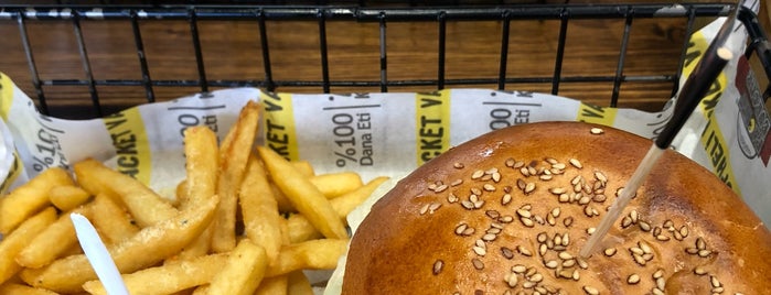 Packet Burger is one of สถานที่ที่ Merve ถูกใจ.