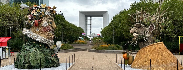 Square des Corolles is one of La Défense.