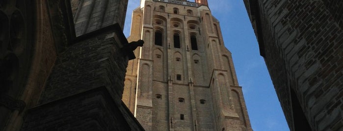 Onze-Lieve-Vrouwekerk is one of Брюгге.