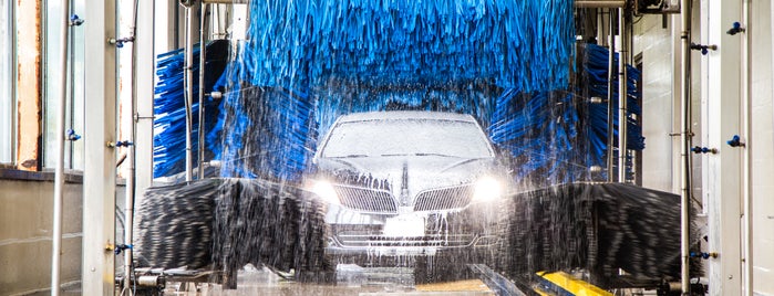 iShine Express Car Wash & Detail is one of Thomasさんのお気に入りスポット.