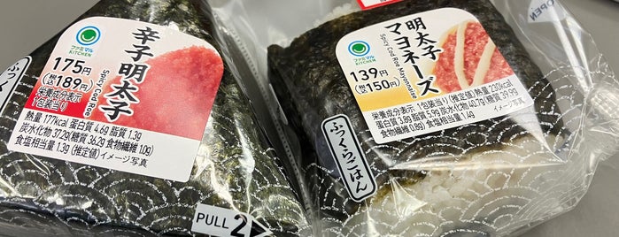 FamilyMart is one of コンビニその２.