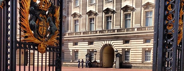 Palácio de Buckingham is one of UK done.