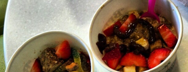 Brrrberry Frozen Yogurt is one of Posti che sono piaciuti a Charles.