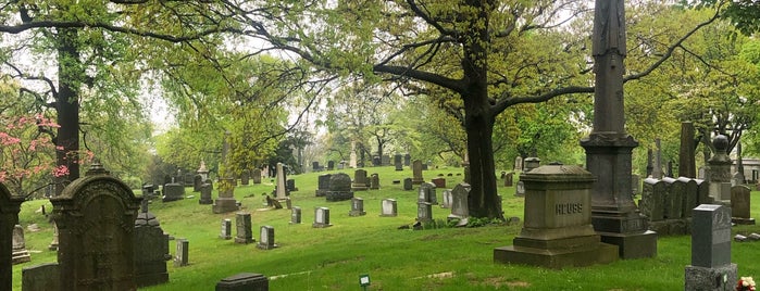 Evergreens Cemetery is one of สถานที่ที่ Mei ถูกใจ.