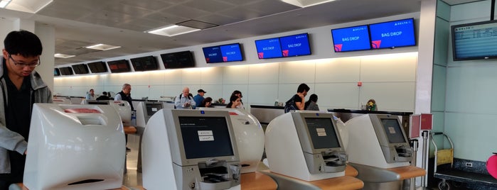 Delta Ticket Counter is one of Lizzie'nin Beğendiği Mekanlar.