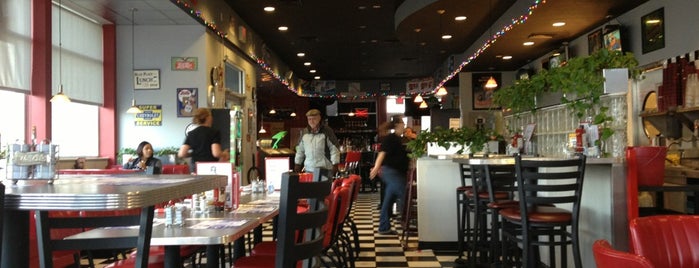 Fleetwood Bar & Grill is one of สถานที่ที่ Katy ถูกใจ.