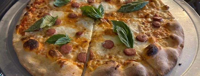 Naudi Signature Pizza is one of สถานที่ที่บันทึกไว้ของ Kara.