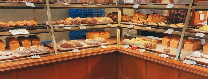 Maison Kayser is one of Top 10 favorites shopping places in Tokyo JAPAN.