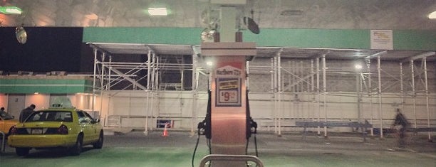 Hess Gas Station is one of Danyelさんのお気に入りスポット.