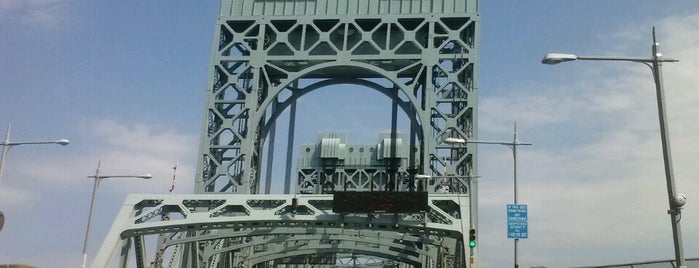 FDR Drive at Exit 17 is one of Lugares favoritos de Moses.