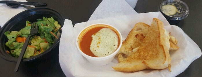 Cheezie's gourmet grilled cheese is one of Locais salvos de Eric.