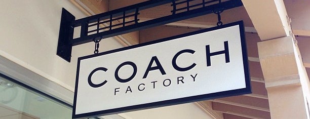 COACH Outlet is one of Tempat yang Disukai Andrew.