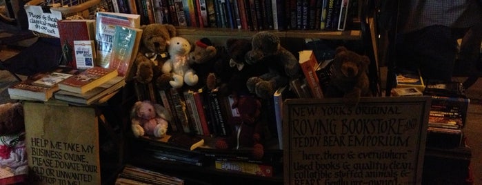 New York's Original Roving Bookstore and Teddy-Bear Emporium is one of Gespeicherte Orte von ᴡ.