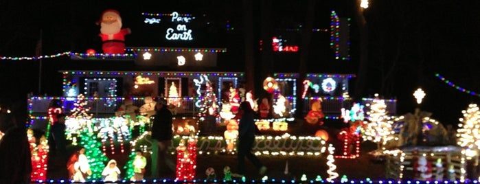 Poulos Family Holiday Lights Display is one of Tempat yang Disukai Harry.