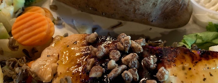 Cedar Creek Grille is one of Posti che sono piaciuti a Samaro.