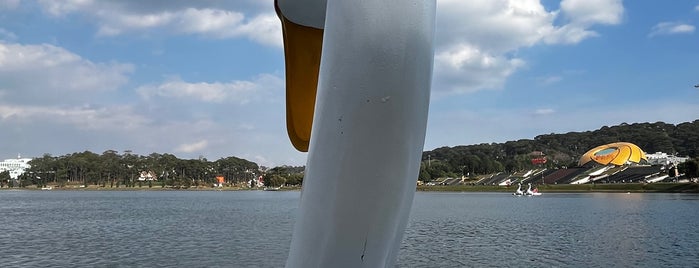 Hồ Xuân Hương (Xuan Huong Lake) is one of Đà Lạt Places.