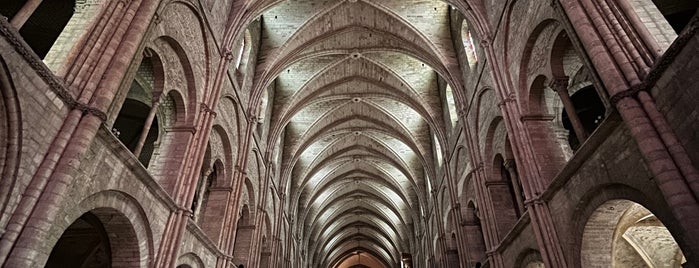 Basilique Saint-Remi de Reims is one of Reims.