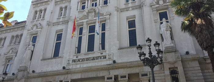 Praza de Galicia is one of Lugares que visitar en A Coruña.