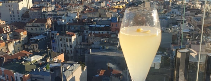 Milkla Bar @ Roof Top Marmara Pera is one of Posti che sono piaciuti a Mete.