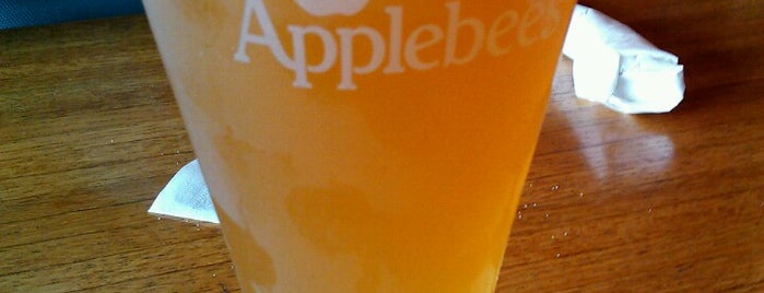 Applebee's Grill + Bar is one of Locais curtidos por Zachary.