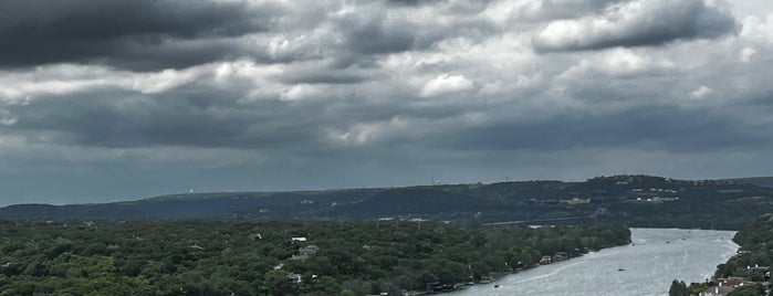 Covert Park at Mt. Bonnell is one of สถานที่ที่ Montanna ถูกใจ.