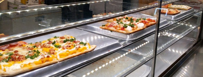 Square Pizza is one of Lugares favoritos de James.