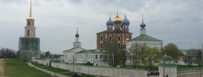 Кремлёвский вал is one of Tempat yang Disukai Olga.