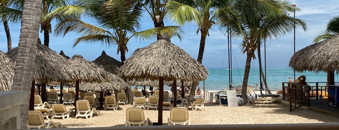Arrecife Restaurant and Snack Bar is one of Posti che sono piaciuti a Luciana.