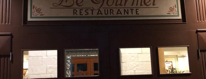 Le Gourmet Restaurant is one of Akumal.