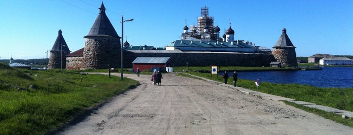 Спасо-Преображенский Соловецкий монастырь is one of 100 чудес России.