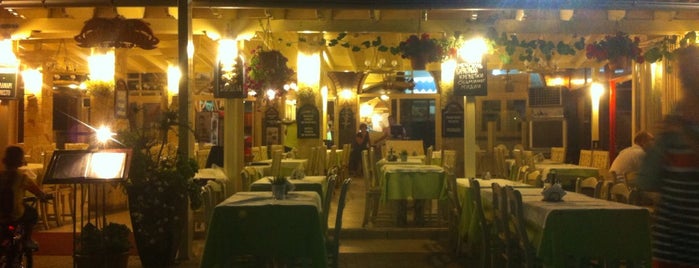 Vlahos Taverna is one of Locais salvos de L.