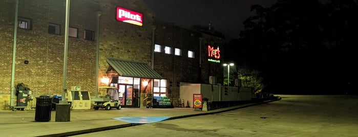 Pilot Travel Center is one of Lugares favoritos de Clint.