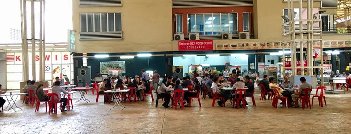 Kelly Chicken Rice is one of NZX Food Court - Central Boulevard.