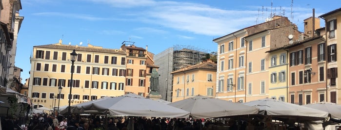 Campo de' Fiori is one of Handeさんのお気に入りスポット.