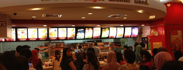 KFC is one of Tempat yang Disukai Tawseef.